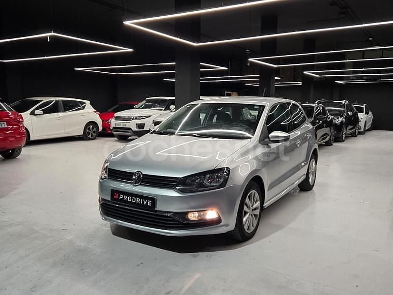 Gris / plata Usado 2015 VW Polo Advance Berlina | 12.799 € (Un poco caro) - Imagen 1/4