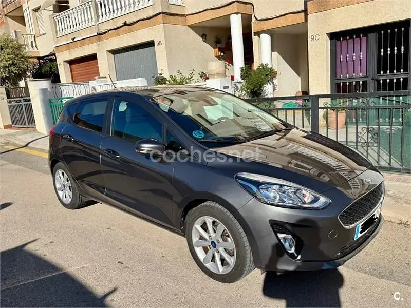 Usado Ford Fiesta Trend 75 CV (55 kW) 2020 Gris / plata Utilitario