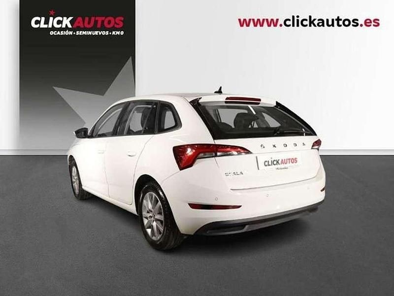 Usado Skoda Scala Active 95 CV (69 kW) 2022 Blanco Utilitario