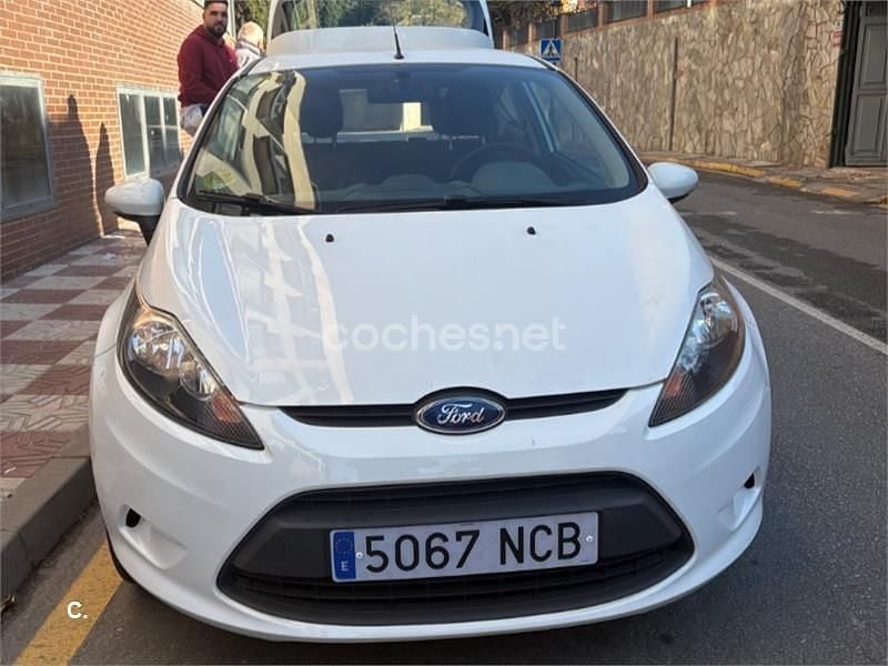 Blanco Usado 2010 Ford Fiesta Ambiente Berlina | 4509 € (Precio justo) - Imagen 1/4