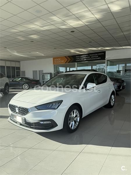 Usado Seat Leon Style 115 CV (84 kW) 2021 Blanco Familiar