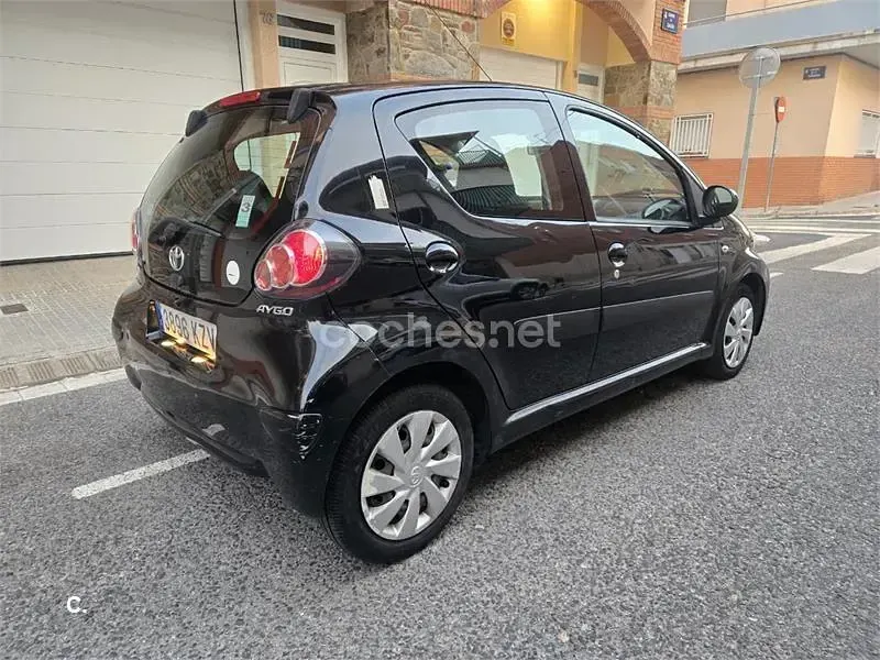 Usado Toyota Aygo Live 68 CV (50 kW) 2012 Negro Utilitario