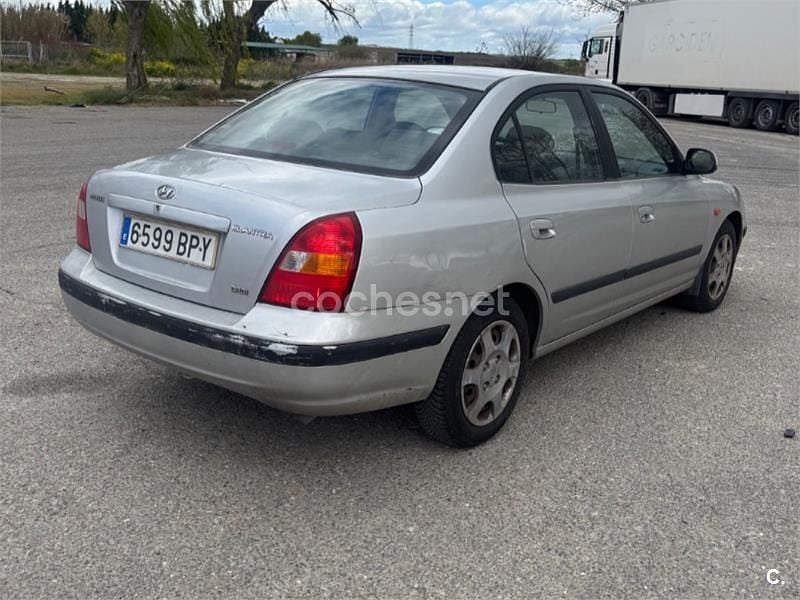 Usado Hyundai Elantra GLS 112 CV (82 kW) 2001 Gris / plata Berlina