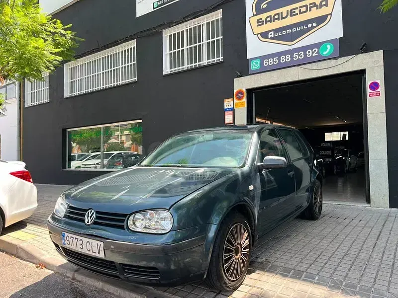 Usado VW Golf IV Highline 130 CV (95 kW) 2003 Gris / plata Berlina