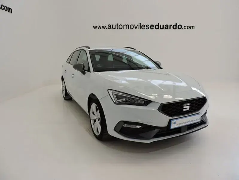 Usado Seat Leon FR 130 CV (95 kW) 2022 Blanco Familiar