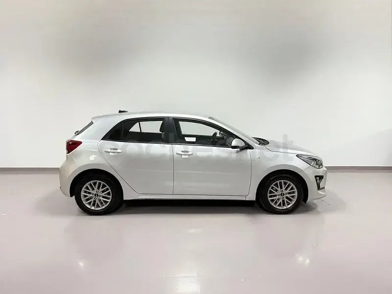 Usado Kia Rio 84 CV (61 kW) 2023 Gris / plata Berlina