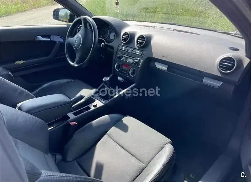 Usado Audi A3 Ambiente 140 CV (102 kW) 2004 Azul Utilitario