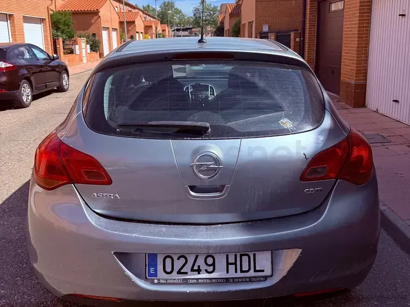 Usado Opel Astra Excellence 130 CV (95 kW) 2012 Gris / plata Berlina