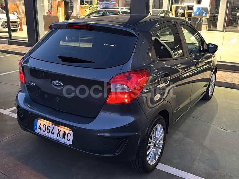 Usado Ford Ka Plus Ultimate 85 CV (62 kW) 2019 Gris / plata Utilitario