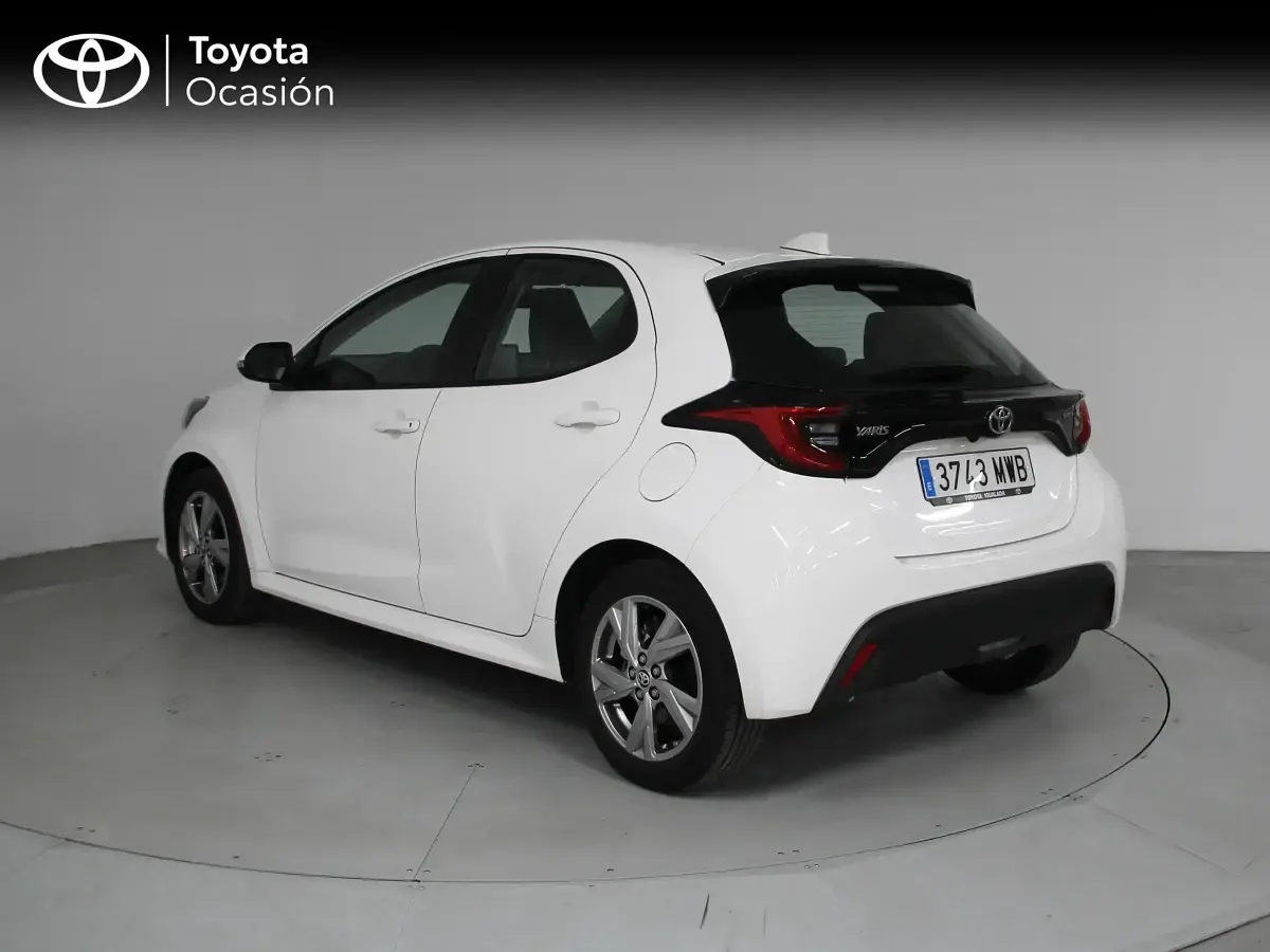 Usado Toyota Yaris Hybrid Active 116 CV (85 kW) 2024 Blanco Berlina