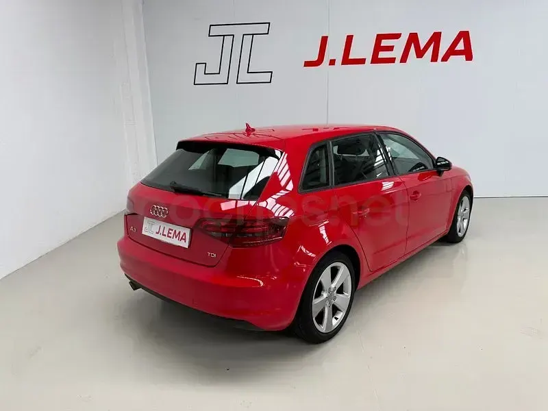 Usado Audi A3 Ambition 105 CV (77 kW) 2013 Rojo Berlina