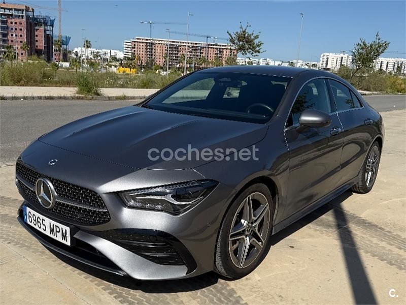 Usado Mercedes CLA200 163 CV (119 kW) 2024 Gris / plata Berlina