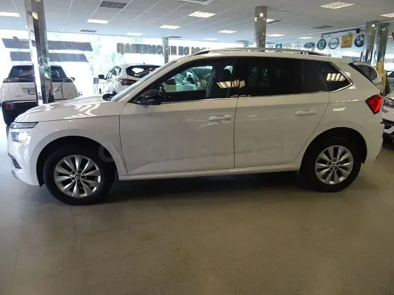 Usado Skoda Kamiq Ambition 110 CV (80 kW) 2022 Blanco SUV