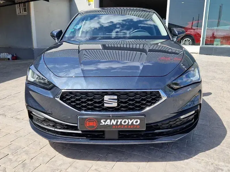 Usado Seat Leon Style 115 CV (84 kW) 2022 Gris / plata Berlina