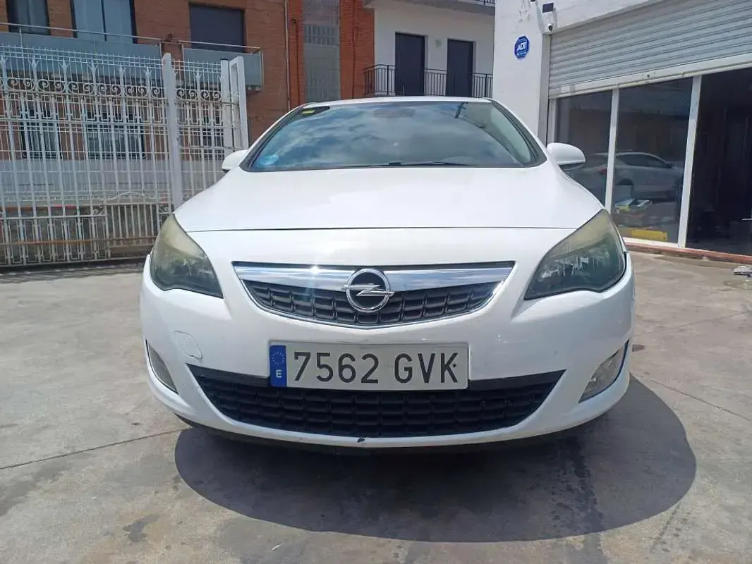 Usado Opel Astra Energy 116 CV (85 kW) 2010 Blanco Utilitario