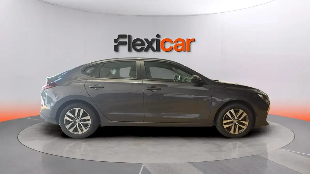 Usado Hyundai i30 120 CV (88 kW) 2021 Gris Berlina