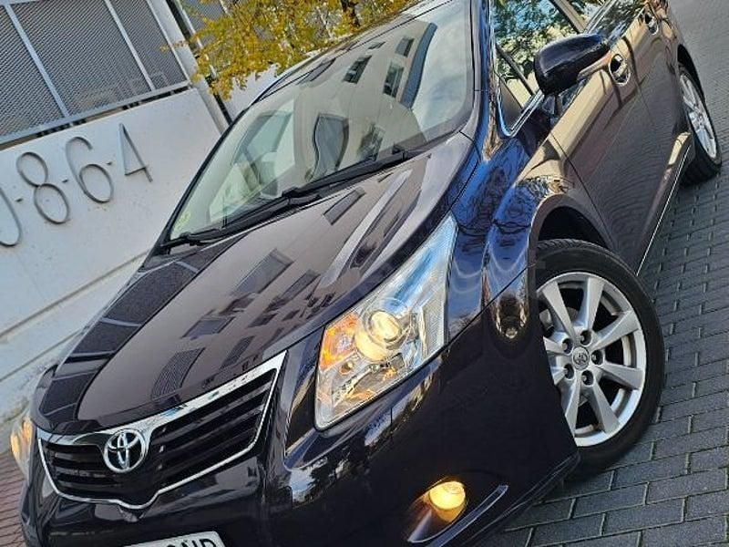 Usado Toyota Avensis Advance 126 CV (92 kW) 2009 Violeta / lila Familiar