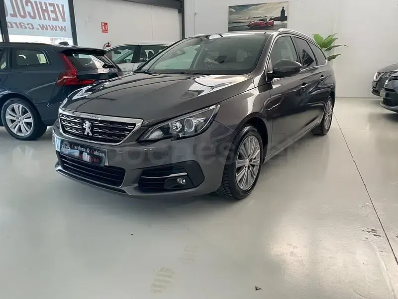 Usado Peugeot 308 SW Allure 130 CV (95 kW) 2021 Gris / plata Familiar