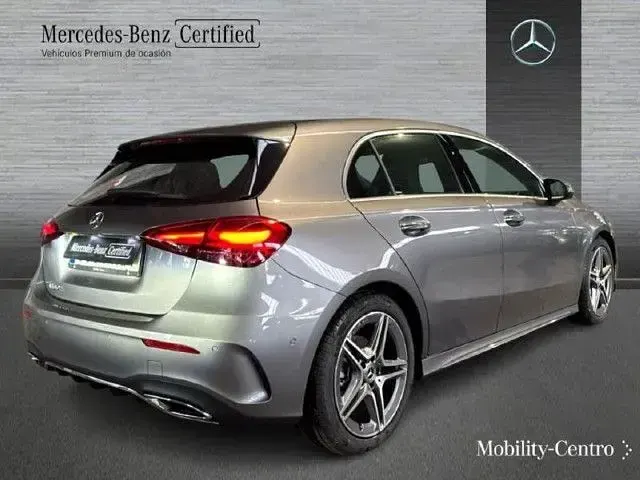 Usado Mercedes A180 116 CV (85 kW) 2024 Gris montaña Utilitario