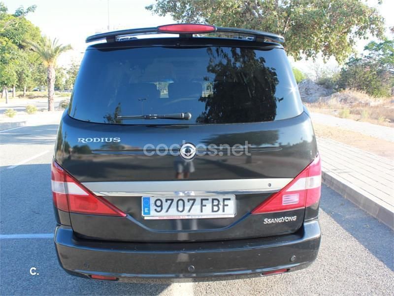 Usado Ssangyong (KGM) Rodius 165 CV (121 kW) 2006 Negro Monovolumen