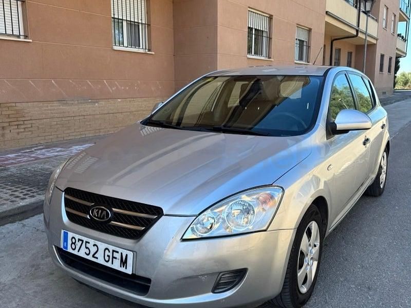 Usado Kia Ceed 90 CV (66 kW) 2009 Gris / plata Utilitario