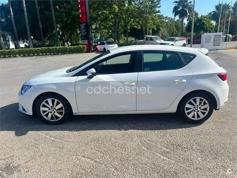 Usado Seat Leon Ecomotive 105 CV (77 kW) 2014 Blanco Berlina