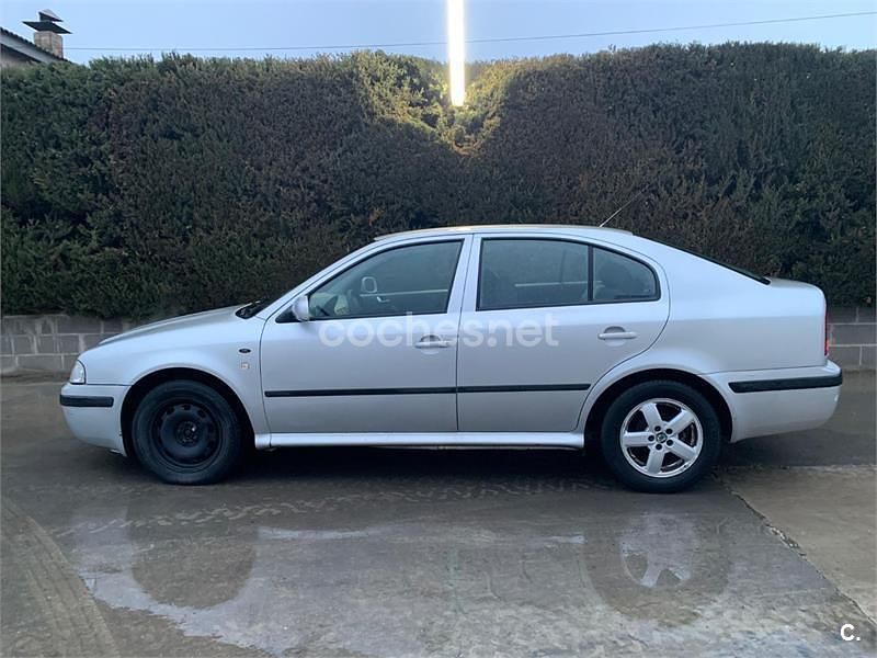 Usado Skoda Octavia Elegance 110 CV (80 kW) 2001 Gris / plata Berlina