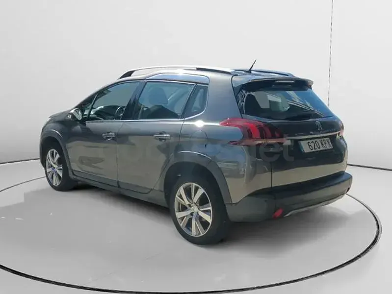Usado Peugeot 2008 Allure 130 CV (95 kW) 2018 Gris / plata SUV