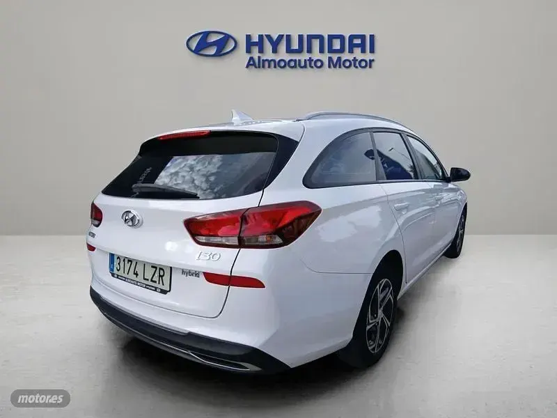 Usado Hyundai i30 120 CV (88 kW) 2022 Blanco Familiar