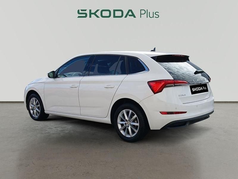 Usado Skoda Scala Ambition 110 CV (80 kW) 2021 Blanco Utilitario