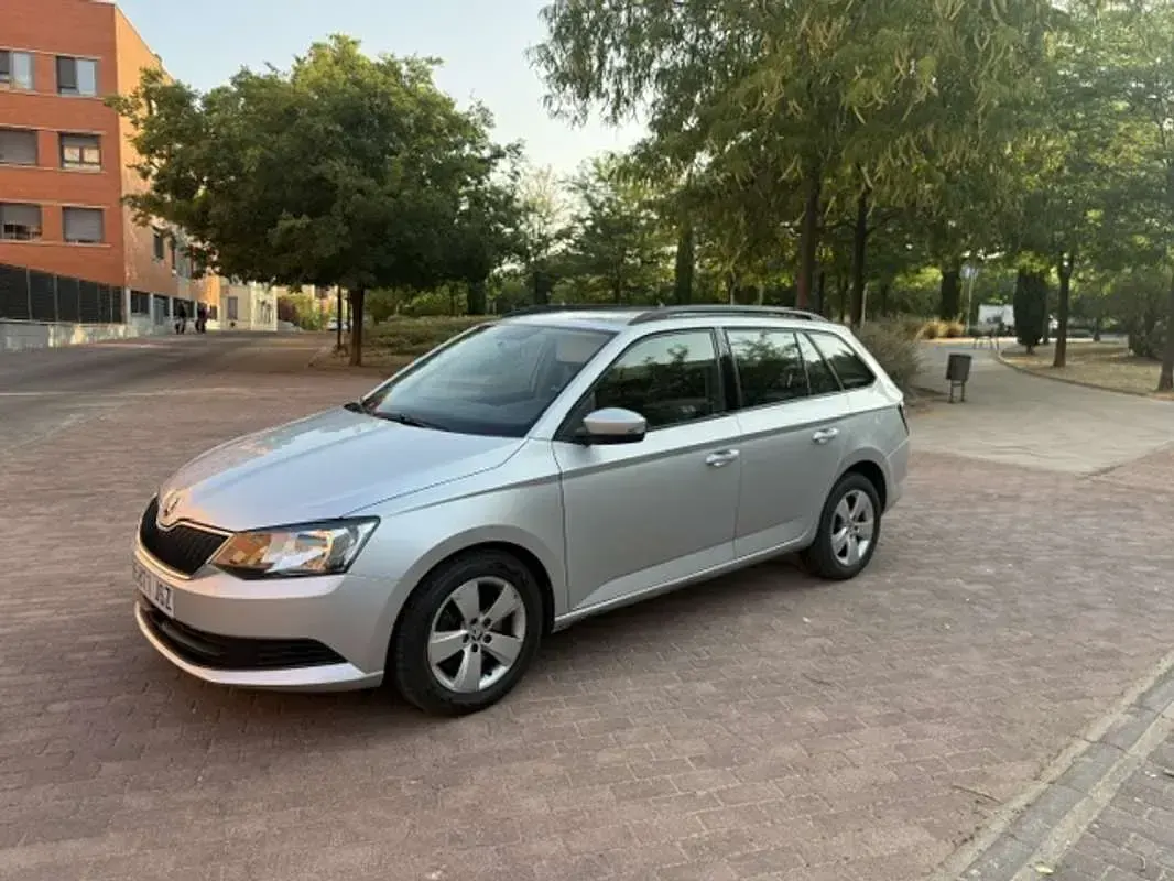 Usado Skoda Fabia Style 105 CV (77 kW) 2017 Gris Utilitario