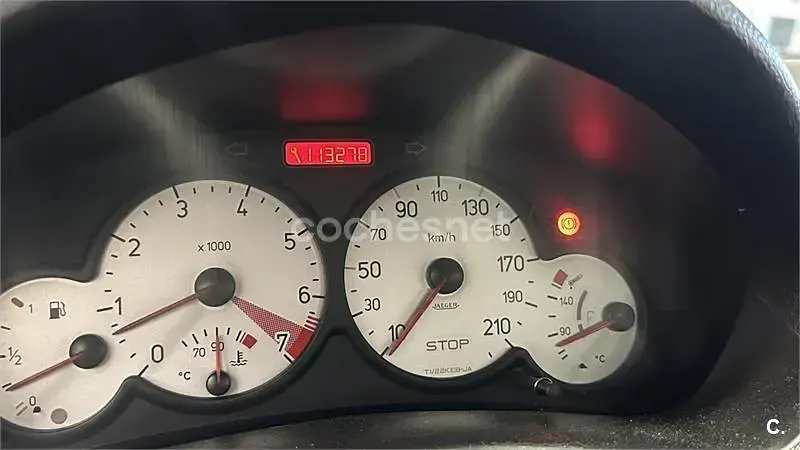 Usado Peugeot 206 CC 110 CV (80 kW) 2003 Rojo Descapotable