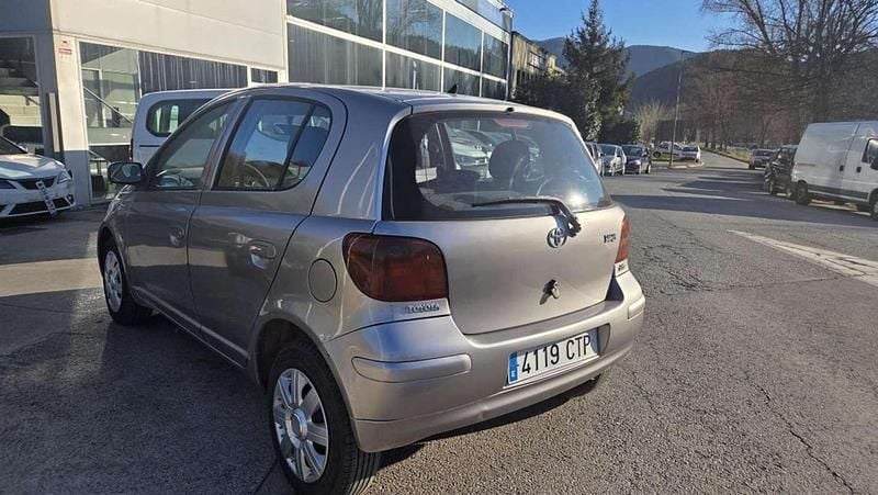 Usado Toyota Yaris Luna 75 CV (55 kW) 2004 Marrón Utilitario