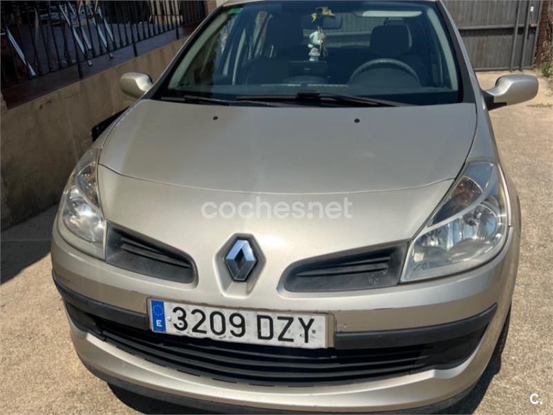 Beige Usado 2006 Renault Clio II Dynamique Berlina | 2600 € (Precio justo) - Imagen 1/4