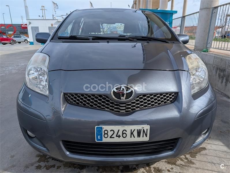 Usado Toyota Yaris Active 101 CV (74 kW) 2009 Gris / plata Utilitario