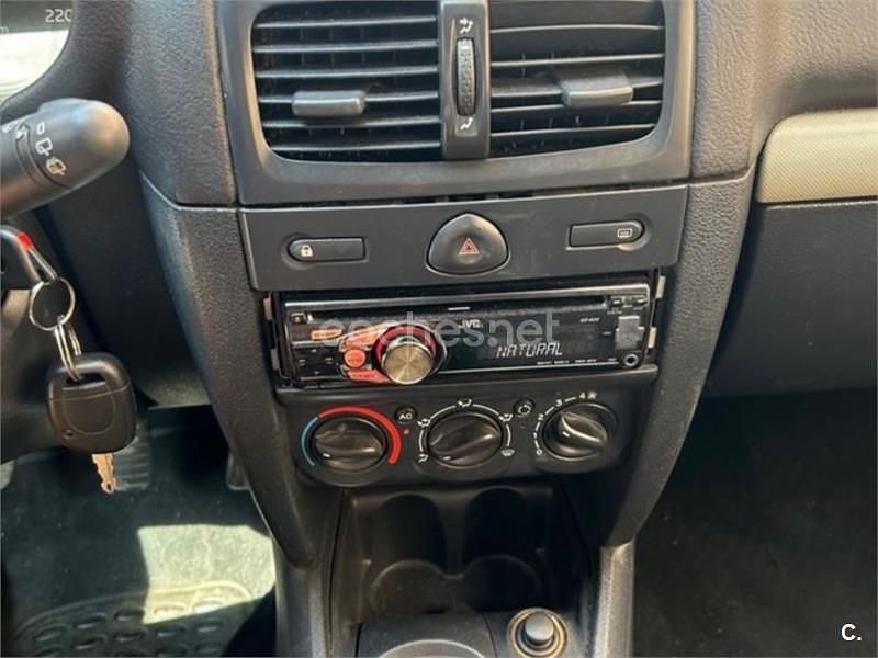 Blanco Usado 2003 Renault Clio II Authentique Berlina | 2900 € (Precio justo) - Imagen 1/4