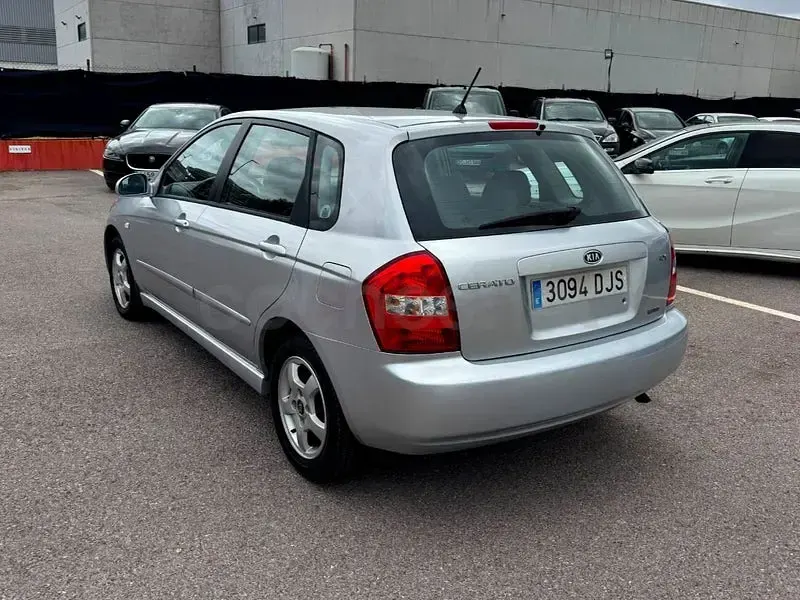 Usado Kia Cerato EX 112 CV (82 kW) 2005 Gris / plata Berlina