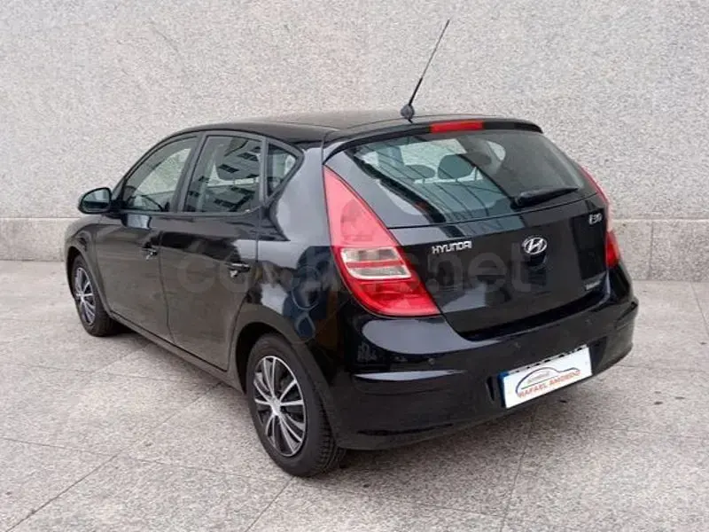 Usado Hyundai i30 Comfort 90 CV (66 kW) 2010 Negro Berlina