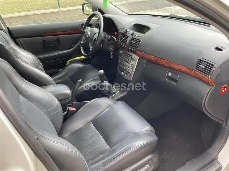Usado Toyota Avensis Executive 116 CV (85 kW) 2005 Beige Berlina