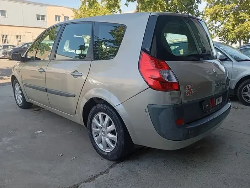 Usado Renault Grand Scénic II Dynamique 110 CV (80 kW) 2008 Beige Monovolumen