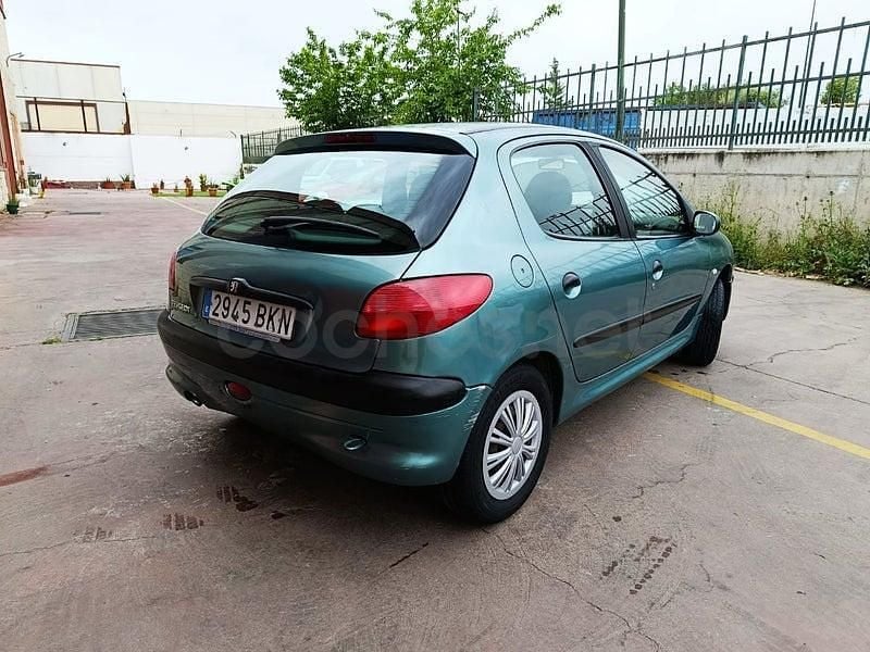 Usado Peugeot 206 110 CV (80 kW) 2001 Verde Berlina