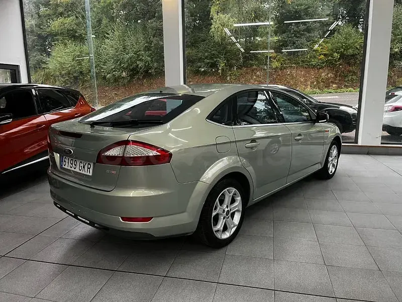 Usado Ford Mondeo Titanium 140 CV (102 kW) 2009 Gris / plata Berlina