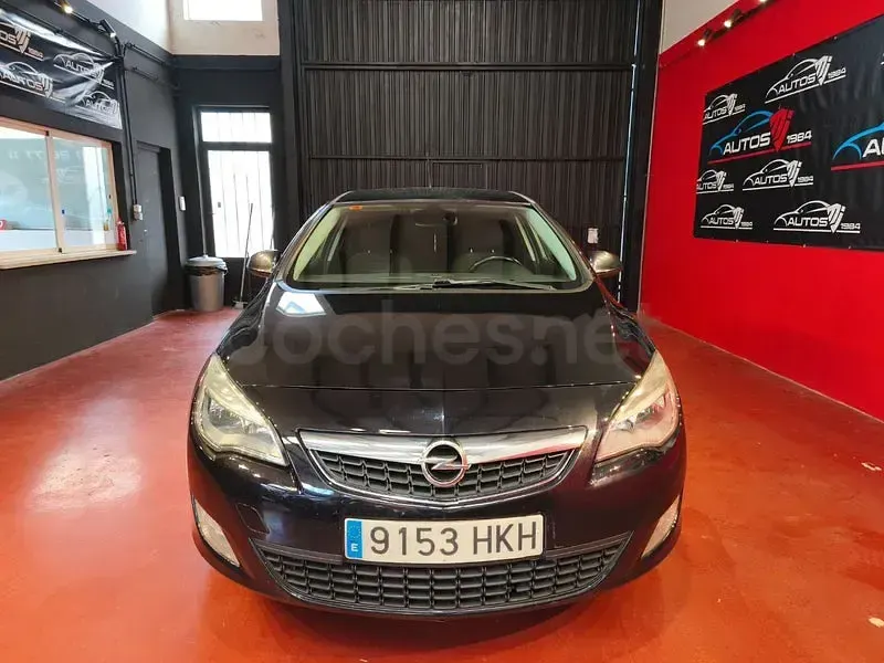 Usado Opel Astra Selective 110 CV (80 kW) 2012 Negro Berlina
