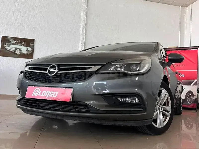 Usado Opel Astra Selective 125 CV (91 kW) 2018 Gris / plata Berlina