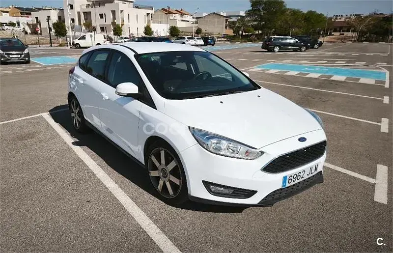 Usado Ford Focus Trend 120 CV (88 kW) 2016 Blanco Berlina