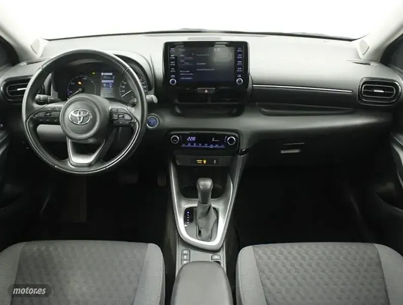 Usado Toyota Yaris Hybrid Active 116 CV (85 kW) 2022 Blanco Berlina