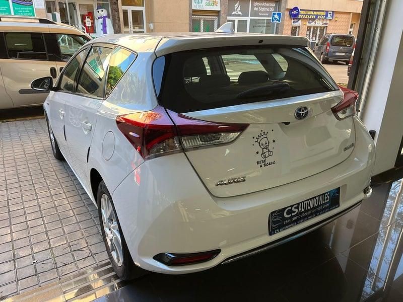 Usado Toyota Auris Hybrid Business Edition 136 CV (100 kW) 2018 Blanco Berlina