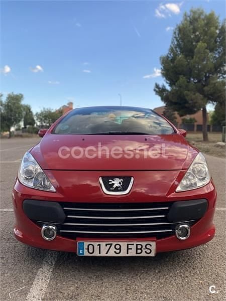 Usado Peugeot 307 CC 110 CV (80 kW) 2006 Rojo Descapotable