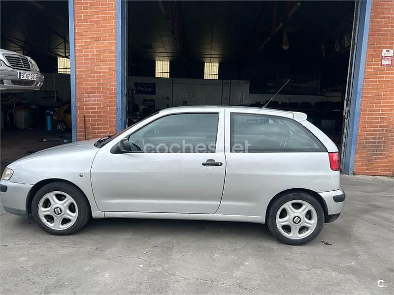 Usado Seat Ibiza Sport 90 CV (66 kW) 2001 Gris / plata Utilitario