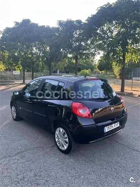 Usado Renault Clio II 60 CV (44 kW) 2006 Negro Berlina